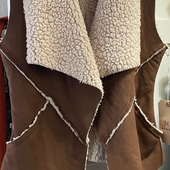 Vegan fleece-suede vest! - Picture 8 of 11